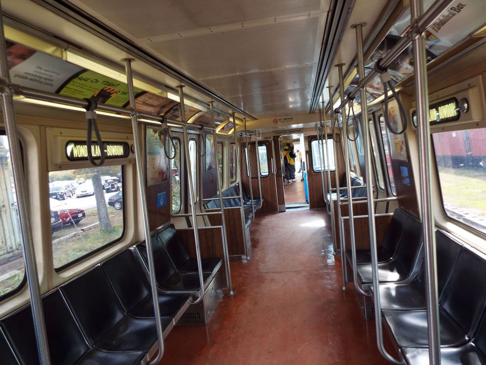 Subway cars 0622-0623 interior