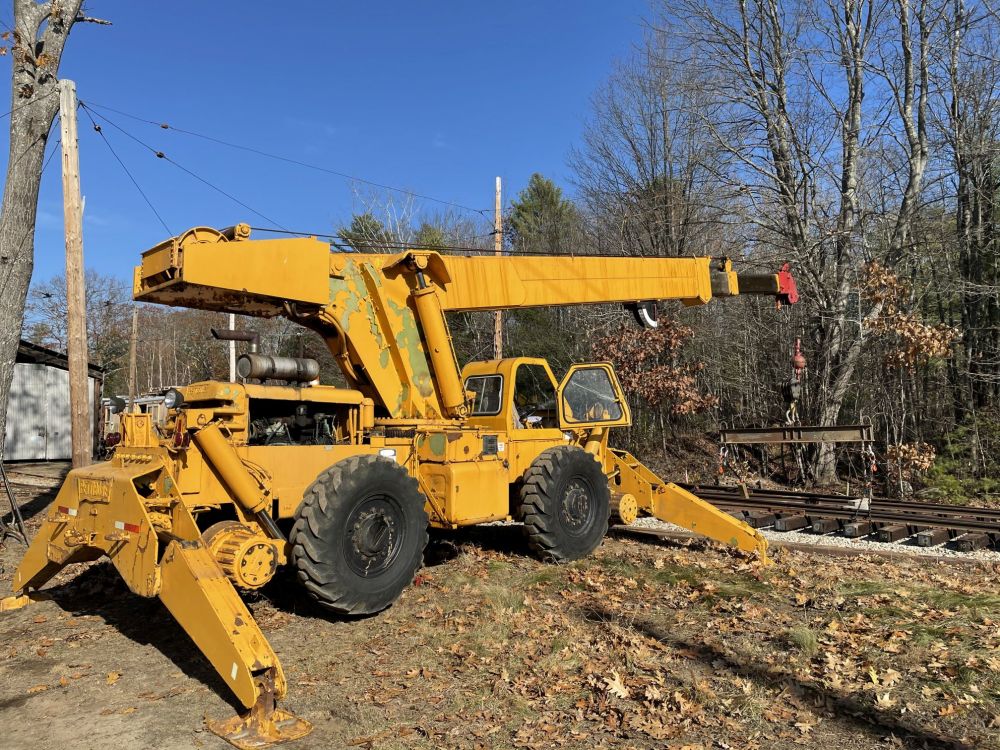 Highway-rail yellow crane