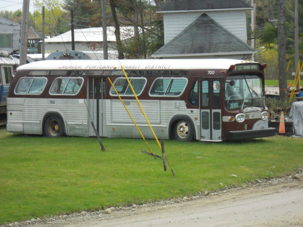 Bus 700